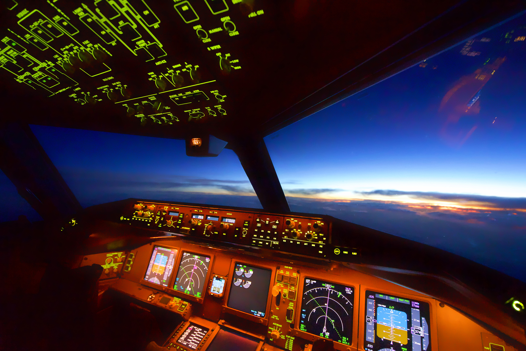 Airplane Lights: What Each Light Does (Red/Green, Strobe, Beacon) - Pilot  Institute