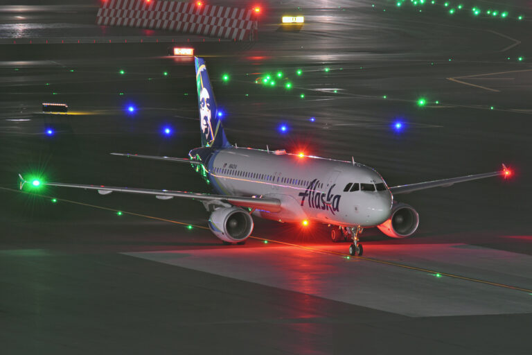 Airplane Lights: What Each Light Does (Red/Green, Strobe, Beacon ...